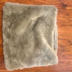 NWT Old Navy Faux Fur Scarf in Gray